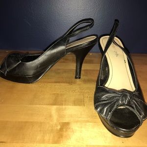 Open toe leather slings with bow accent